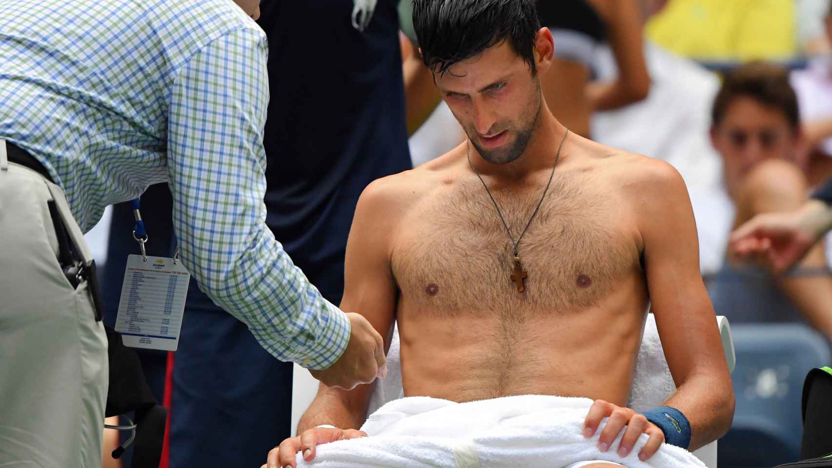 Djokovic, siendo atendido durante su partido de primera ronda en Nueva York.