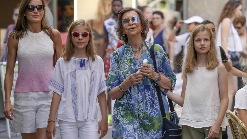 Letizia, desde entonces siempre un paso por detrás de Sofía, en Palma de Mallorca.