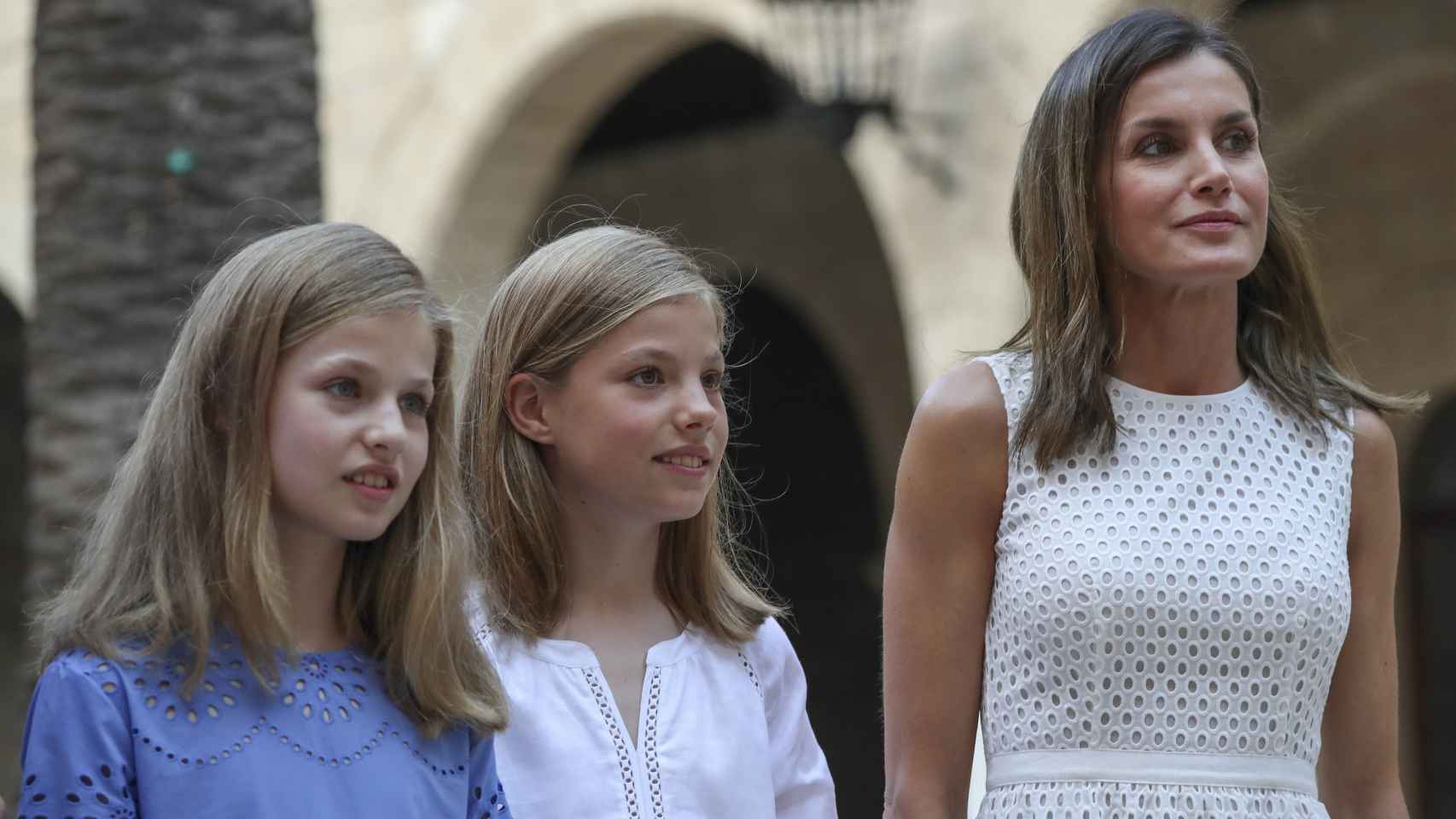 Letizia y sus hijas en el palacio de la Almudaina en Palma de Mallorca.