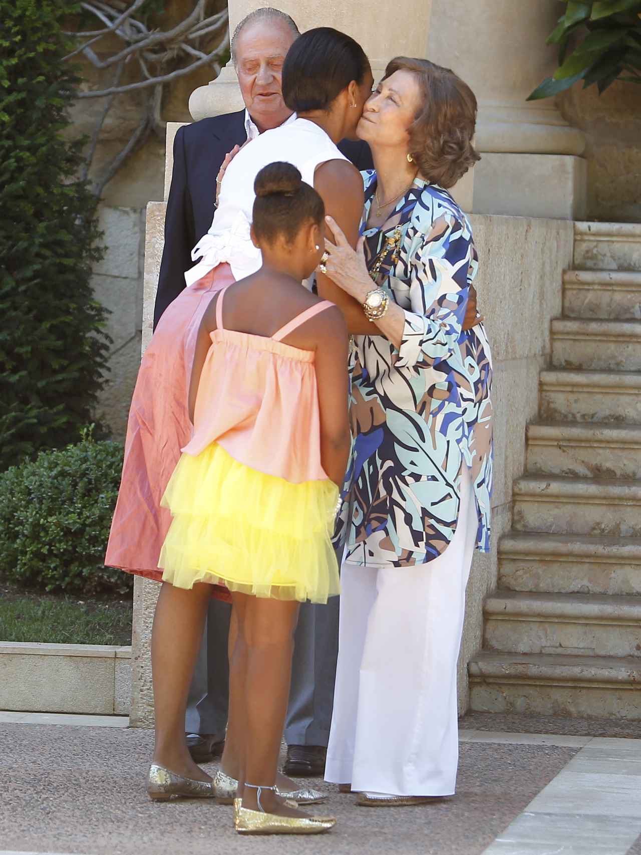 Michelle saludando a la reina Sofía en Marivent en 2010.