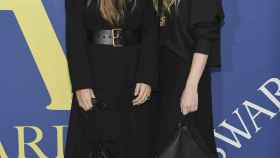 Las gemelas Mary Kate Olsen y Ashley Olsen posando en el photocall de un evento.