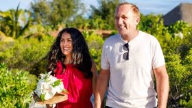 Salma Hayek y su marido François-Henri Pinault durante la boda sorpresa en Bora Bora.