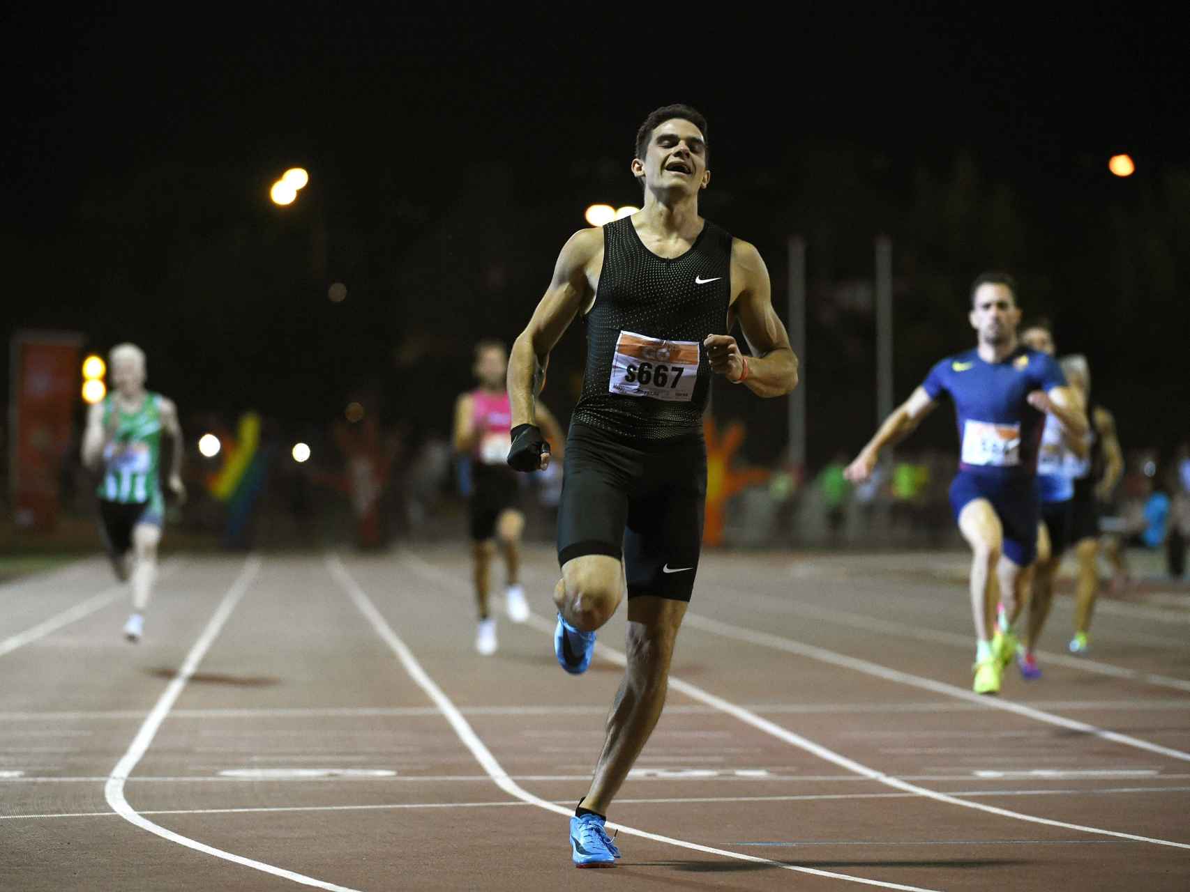 Hortelano cruza la meta en la carrera de 200m, donde registró un crono de 20.56s