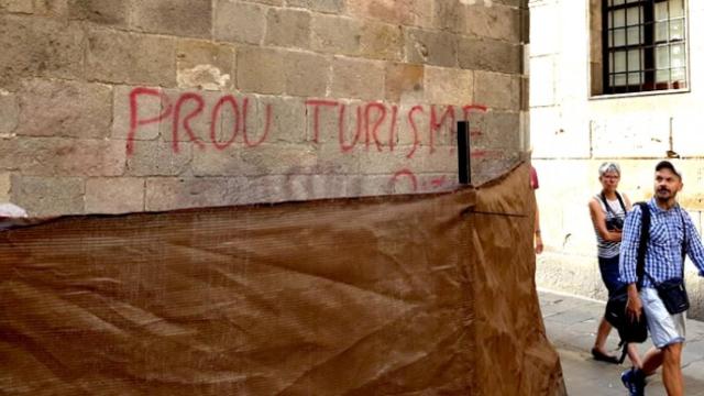 Pintada contra el turismo en la Capilla de Santa Llúcia de la Catedral de Barcelona.