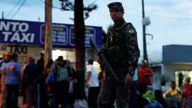 Un soldado brasileño patrulla las calles en la zona fronteriza de Roraima.