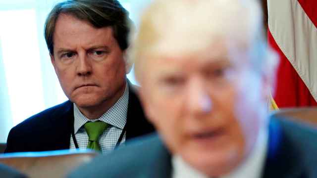El consejero de la Casa Blanca McGahn escucha a Donald Trump, en una reunión de la Casa Blanca.