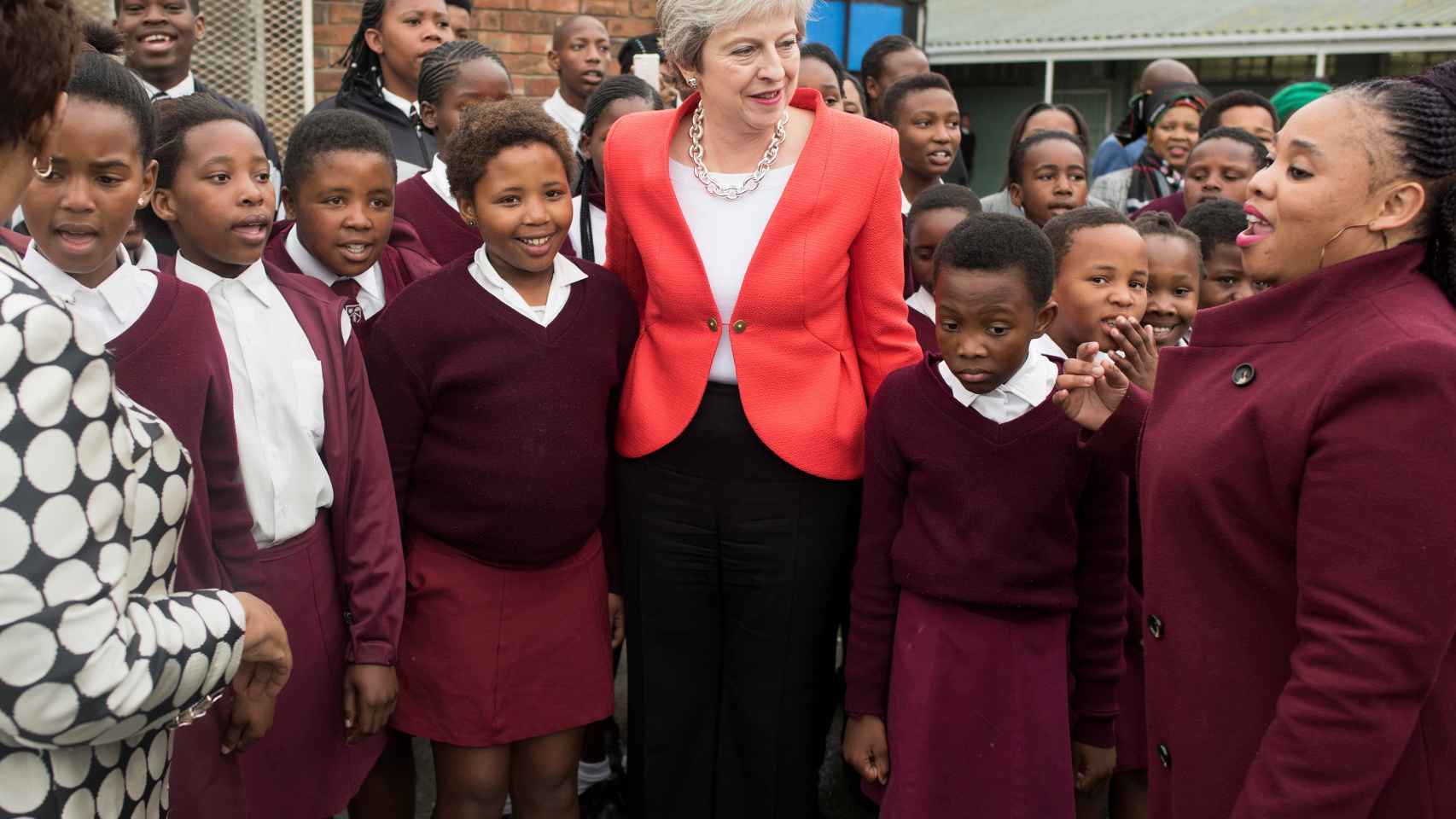 Theresa May en su visita a un colegio de Sudáfrica.