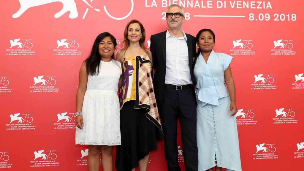 Alfonso Cuarón presenta Roma en Venecia junto a sus actrices.