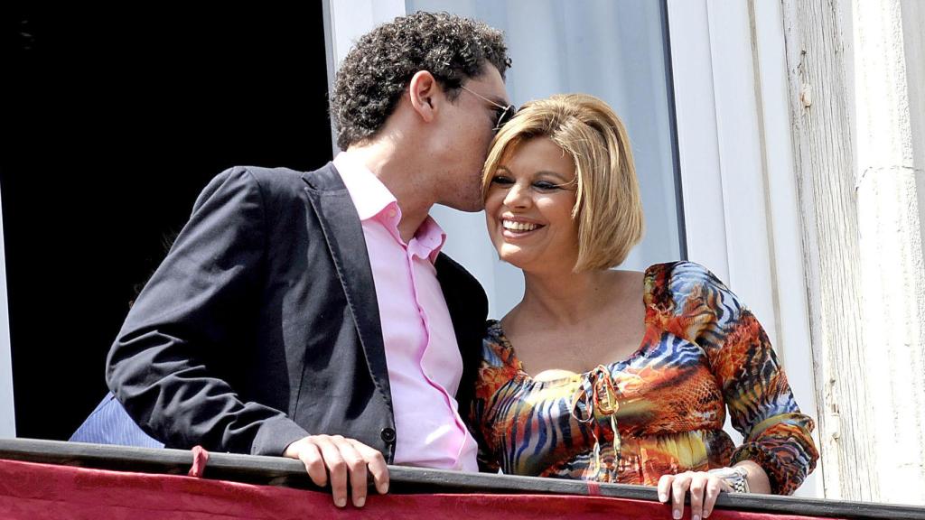 Terelu Campos y Salvador Pérez en un balcón en Málaga. Gtres.