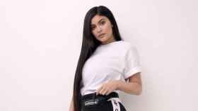 Kylie Jenner posando para la nueva campaña de 'Adidas'.