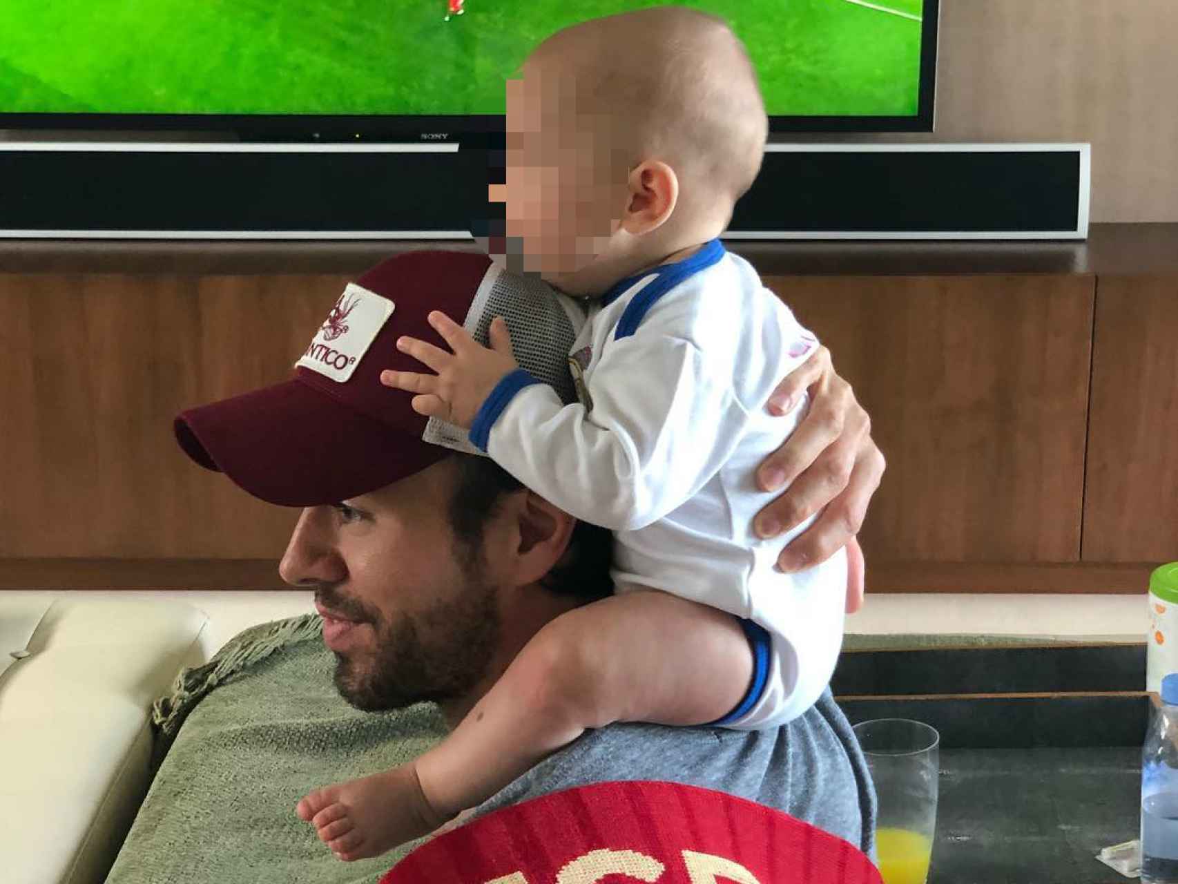 Enrique Iglesias junto a uno de sus hijos, en una foto de Instagram.