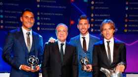 Florentino Pérez junto a Navas, Ramos y Modric, premiados en la gala UEFA
