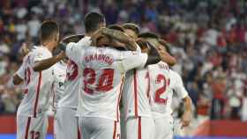 Los jugadores del Sevilla se abrazan tras marcar un gol