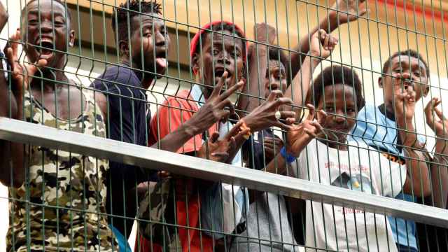 Los inmigrantes africanos esperan junto al centro de inmigrantes CETI, en Ceuta.
