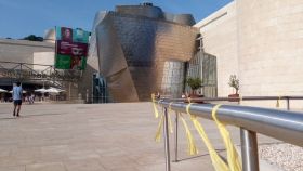 Lazos amarillos en las inmediaciones del museo Guggenheim.