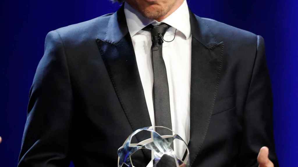 Luka Modric recoge el premio de mejor jugador del año de la UEFA