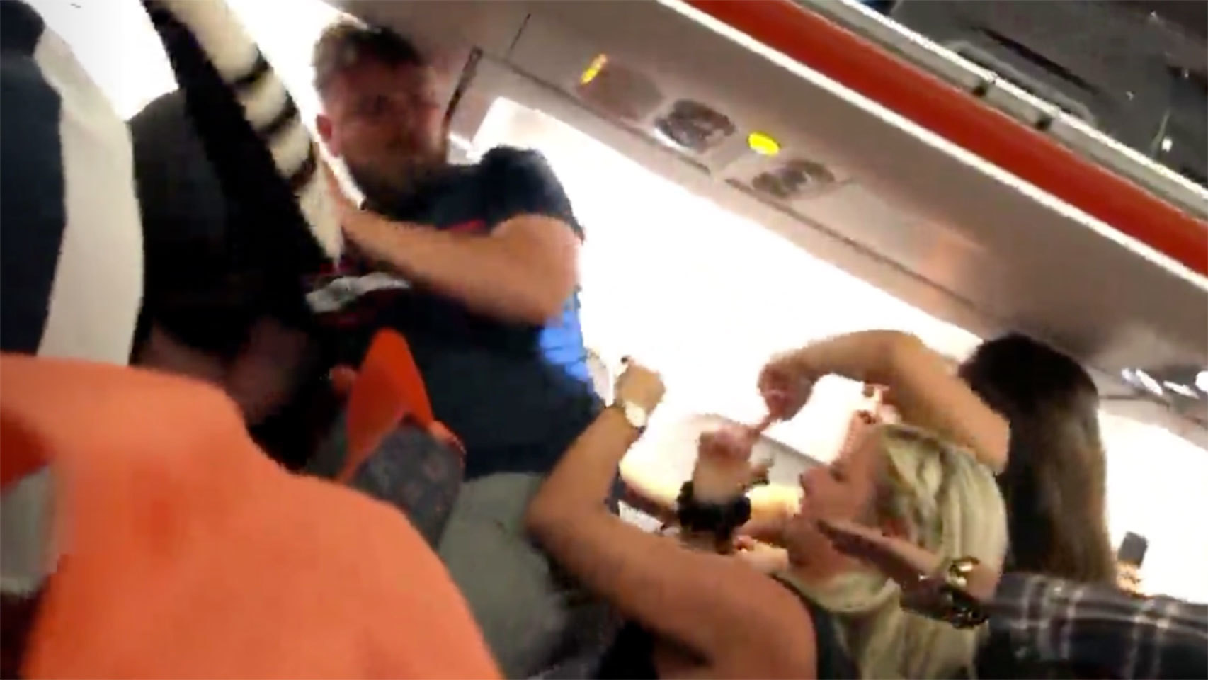 Pelea a bordo de un avión en Ibiza por una pasajera que enseñó sus pechos
