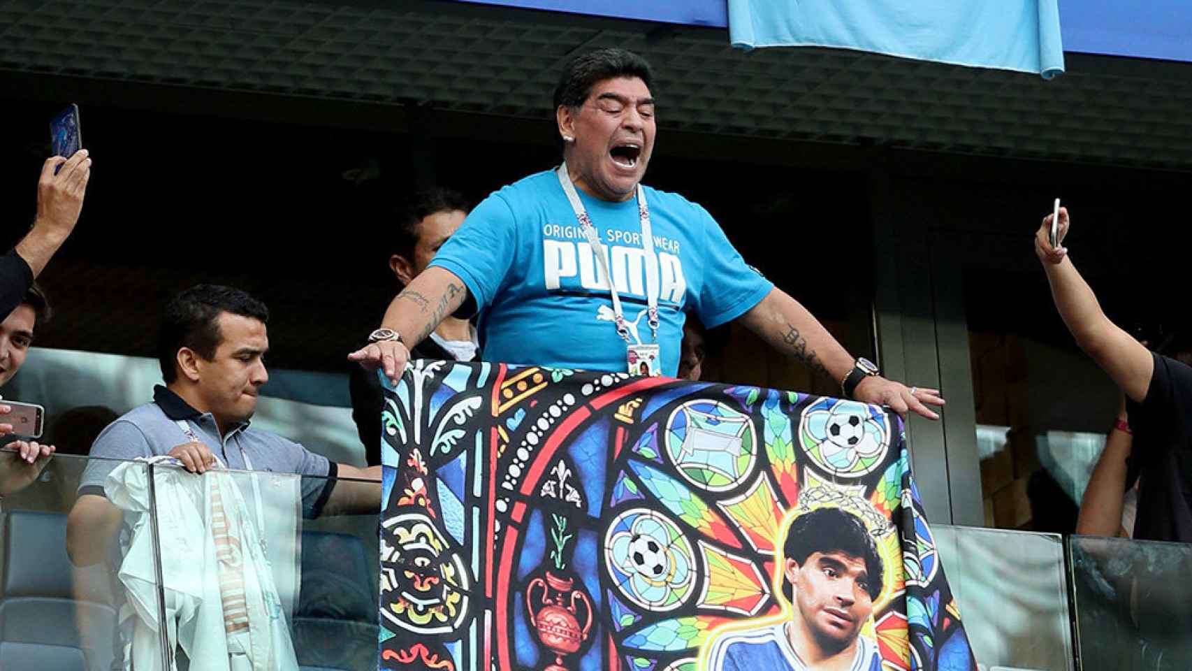 Maradona, como loco durante el partido entre Nigeria y Argentina del Mundial de Rusia