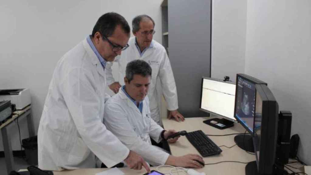 Médicos del Hospital Fundación Jiménez Díaz observan una ecografía en una tableta.