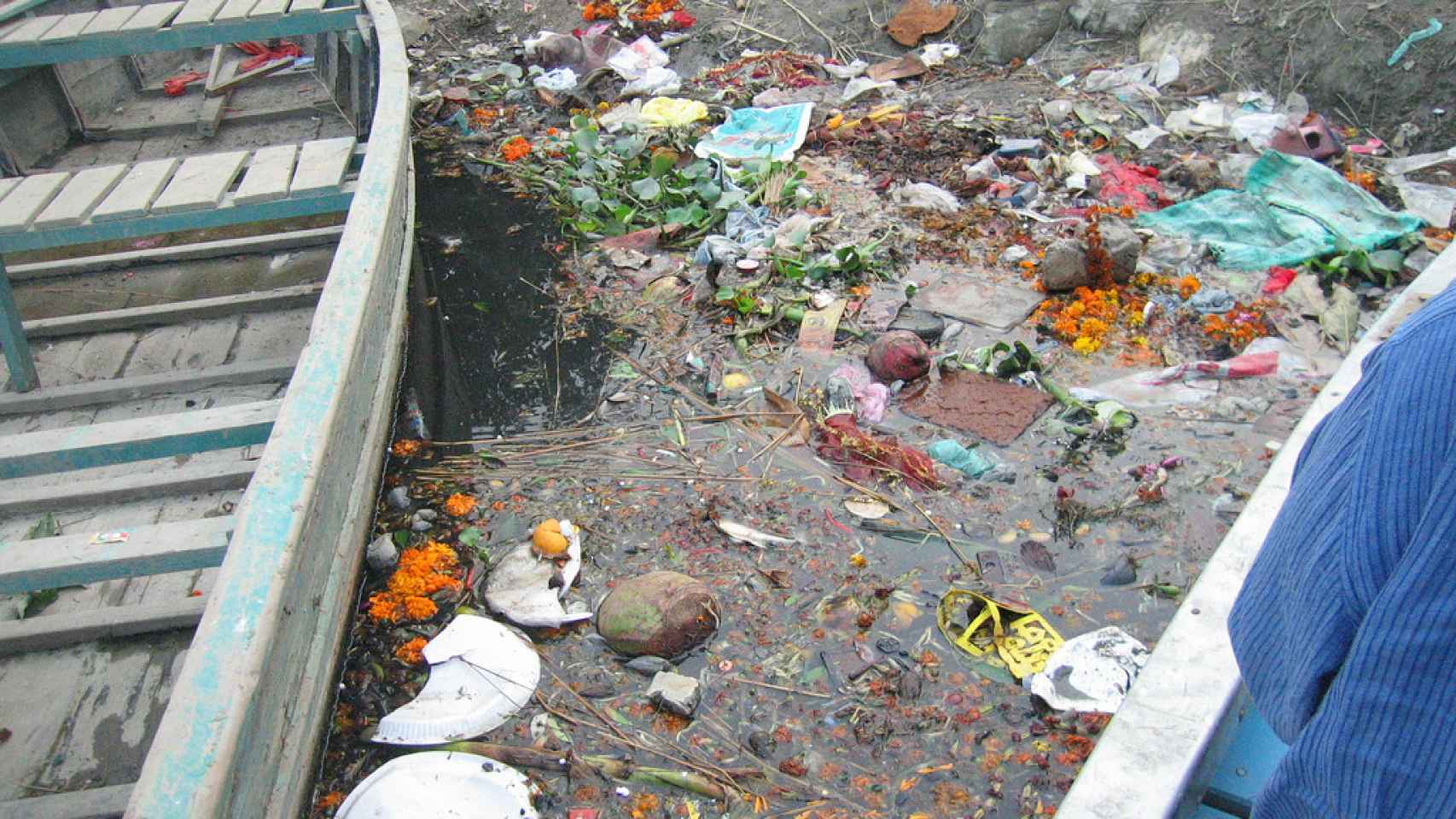El río Yamuna lleno de residuos y plásticos.