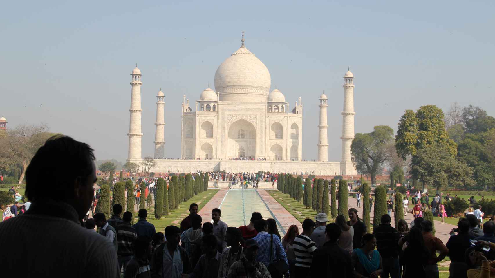 Multitud de turistas se concentran en los aledaños del Taj.