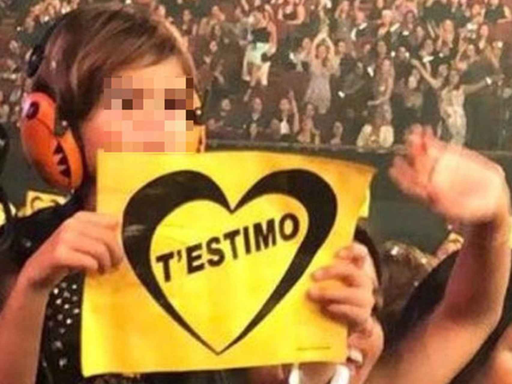 La foto de Milan con el cartel de la polémica que Shakira publicó en sus redes.