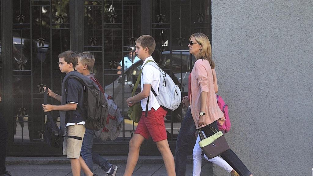 La infanta Cristina y sus hijos a las puertas de su colegio en Ginebra.