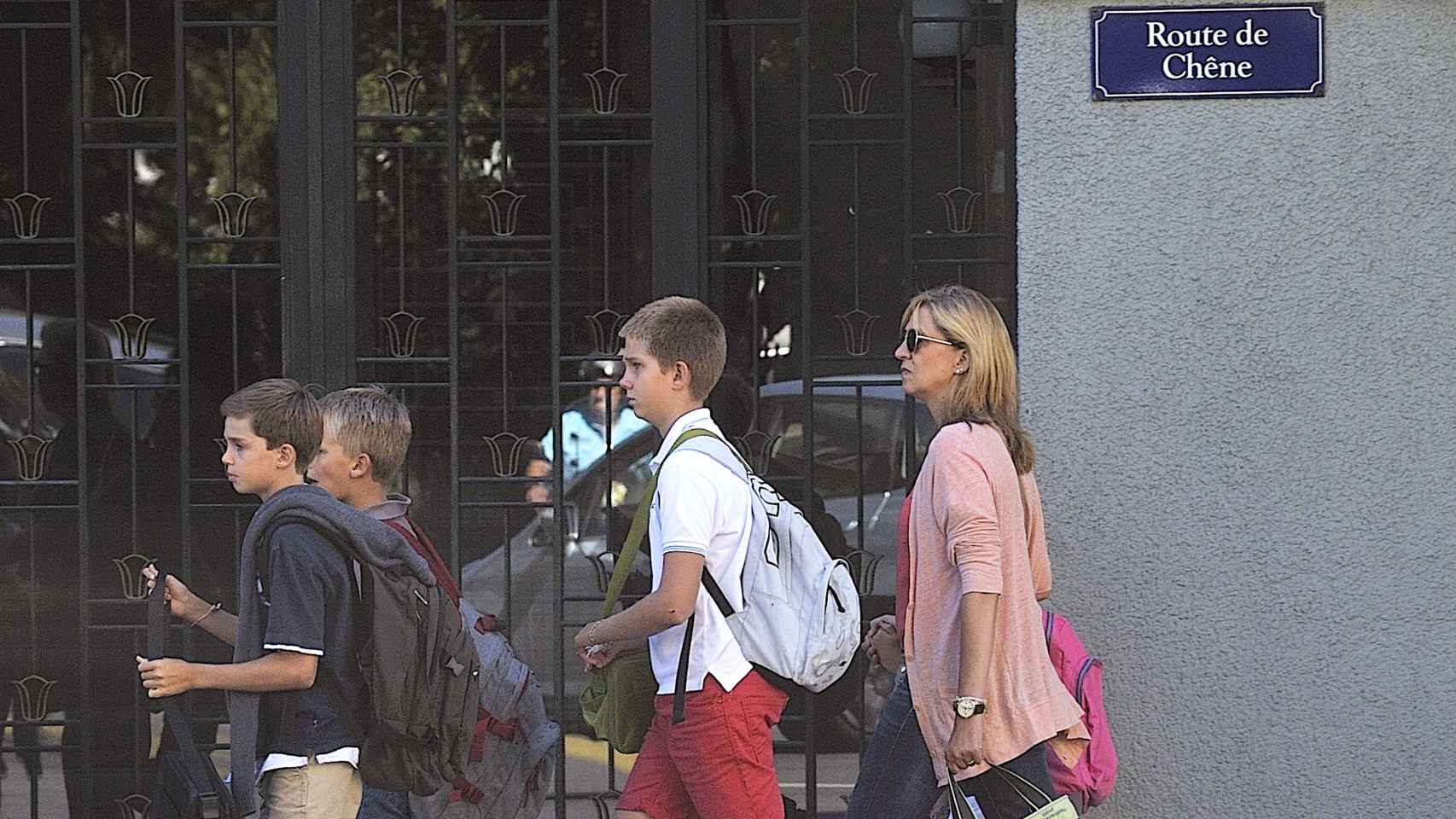 La infanta Cristina y sus hijos a las puertas de su colegio en Ginebra.