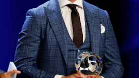 Sergio Ramos con su premio al mejor defensa