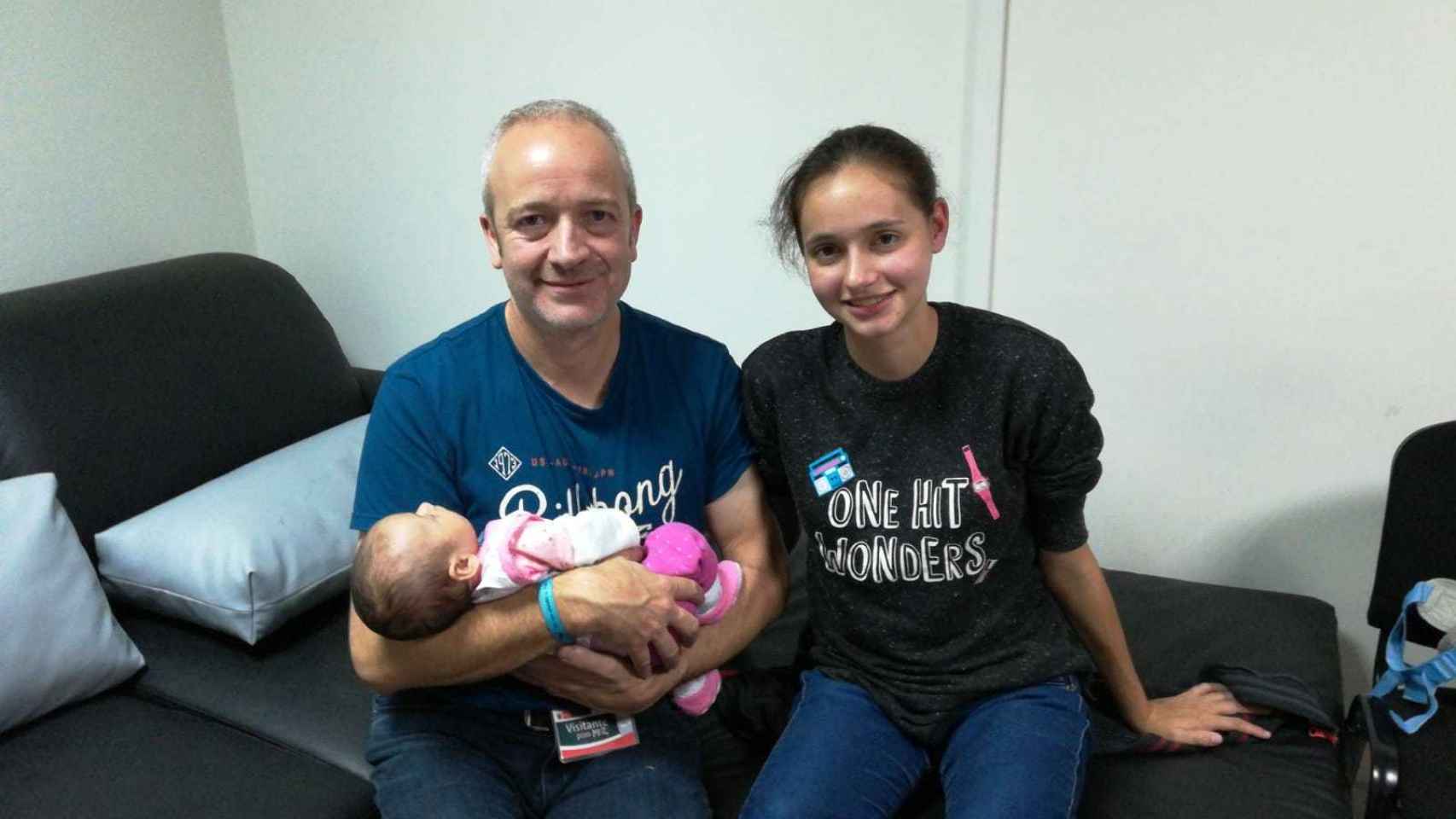Patricia junto a su padre y su hija, tras ser rescatadas.
