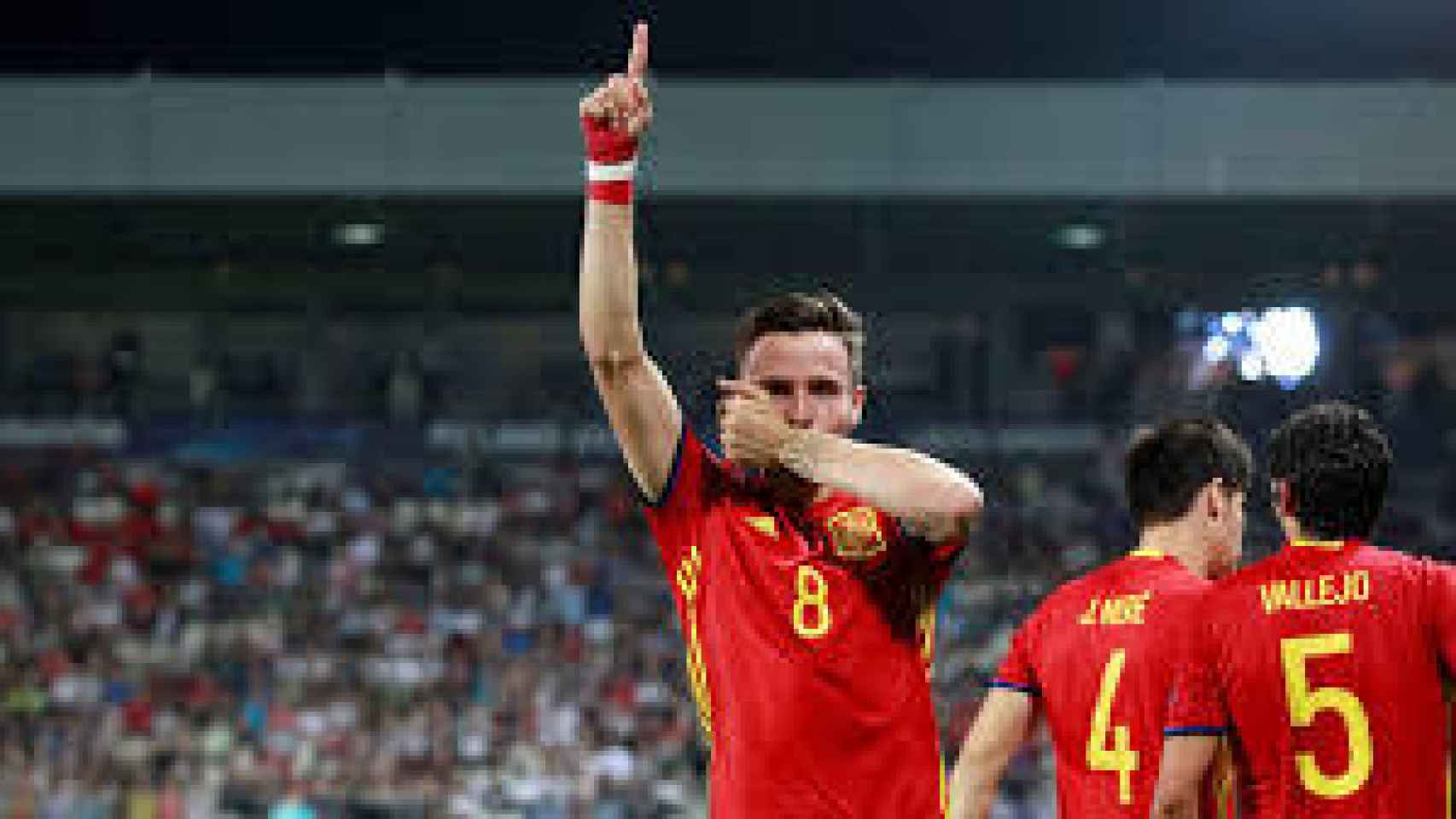 Saúl se besa la muñeca celebrando un gol con la selección española