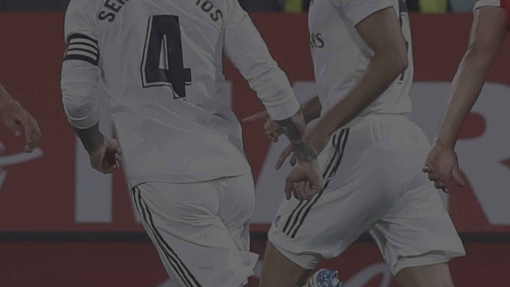 Karim Benzema y Sergio Ramos celebran un gol