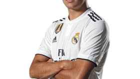 Reguilón posa con la camiseta del Real Madrid