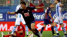Cardona celebra su gol en el Eibar - Real Sociedad