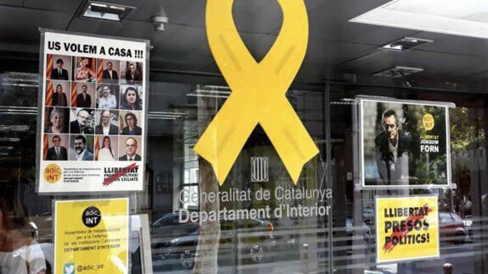 Lazo amarillo y carteles a la entrada del Departamento de Interior.