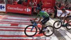 Alejandro Valverde cruza la meta de la octava etapa de La Vuelta. Foto: Twitter (@lavuelta)