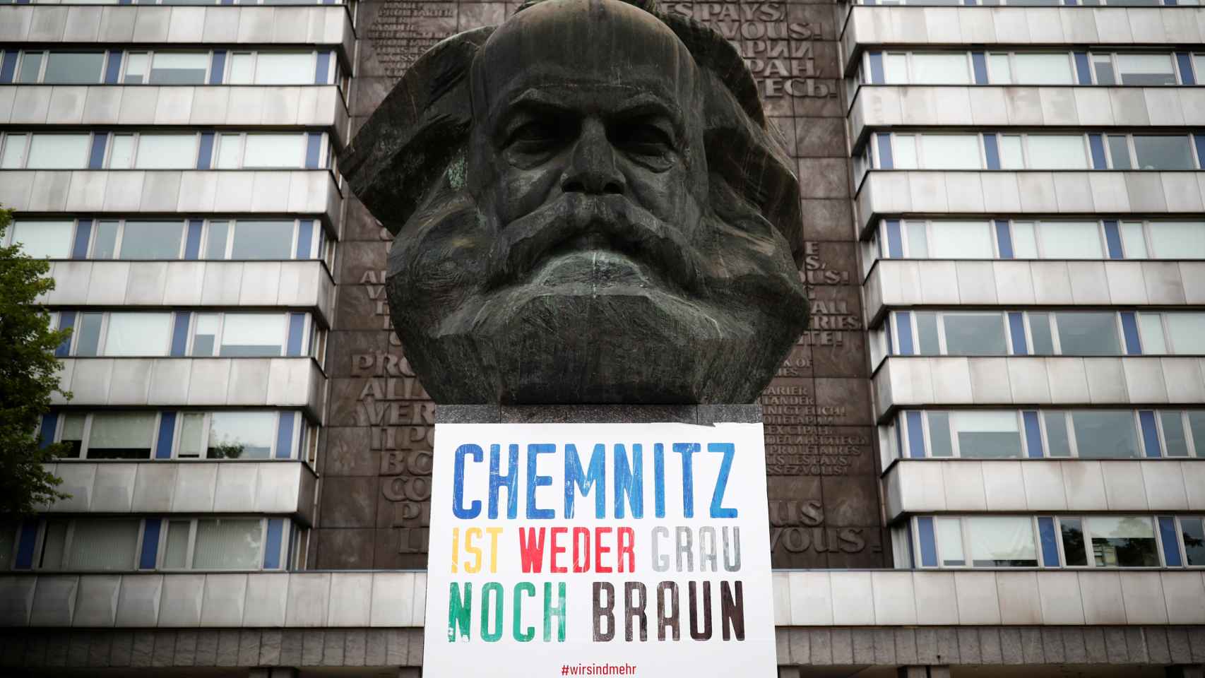 Pancarta racista en la estatua de Karl Marx: Chemnitz no es gris ni negra