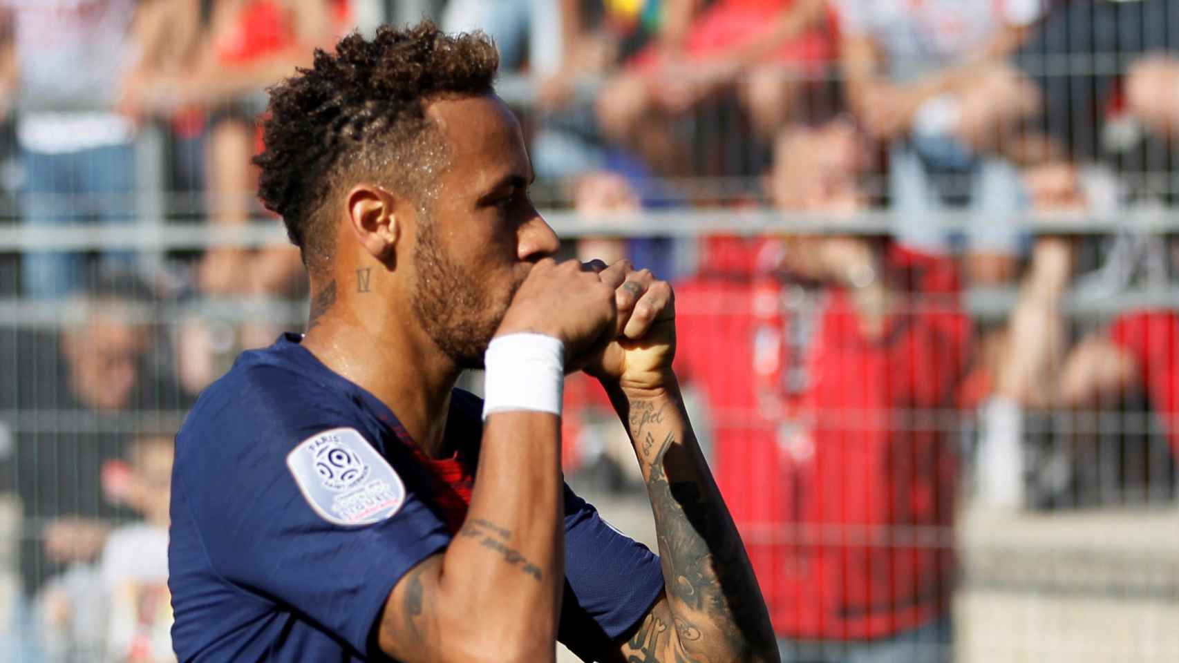 Neymar celebra su gol ante el Nimes Olympique imitando los gestos de burla de los hinchas rivales