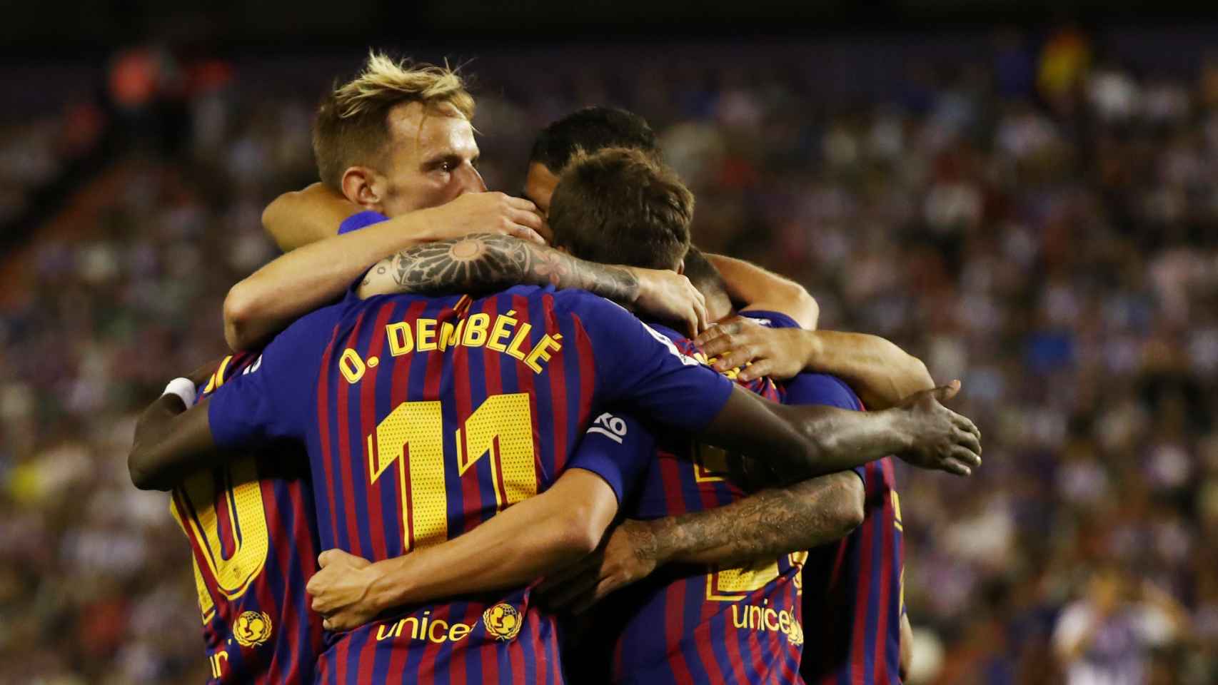 Los jugadores del Barça celebran el gol de Dembélé ante el Valladolid