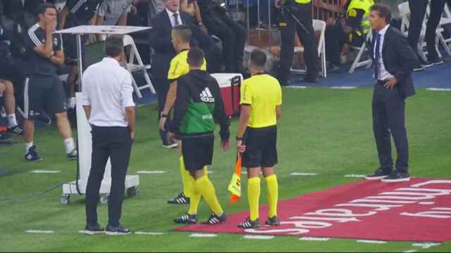 Jaime Latre, consulta el VAR para dar un gol de Benzema