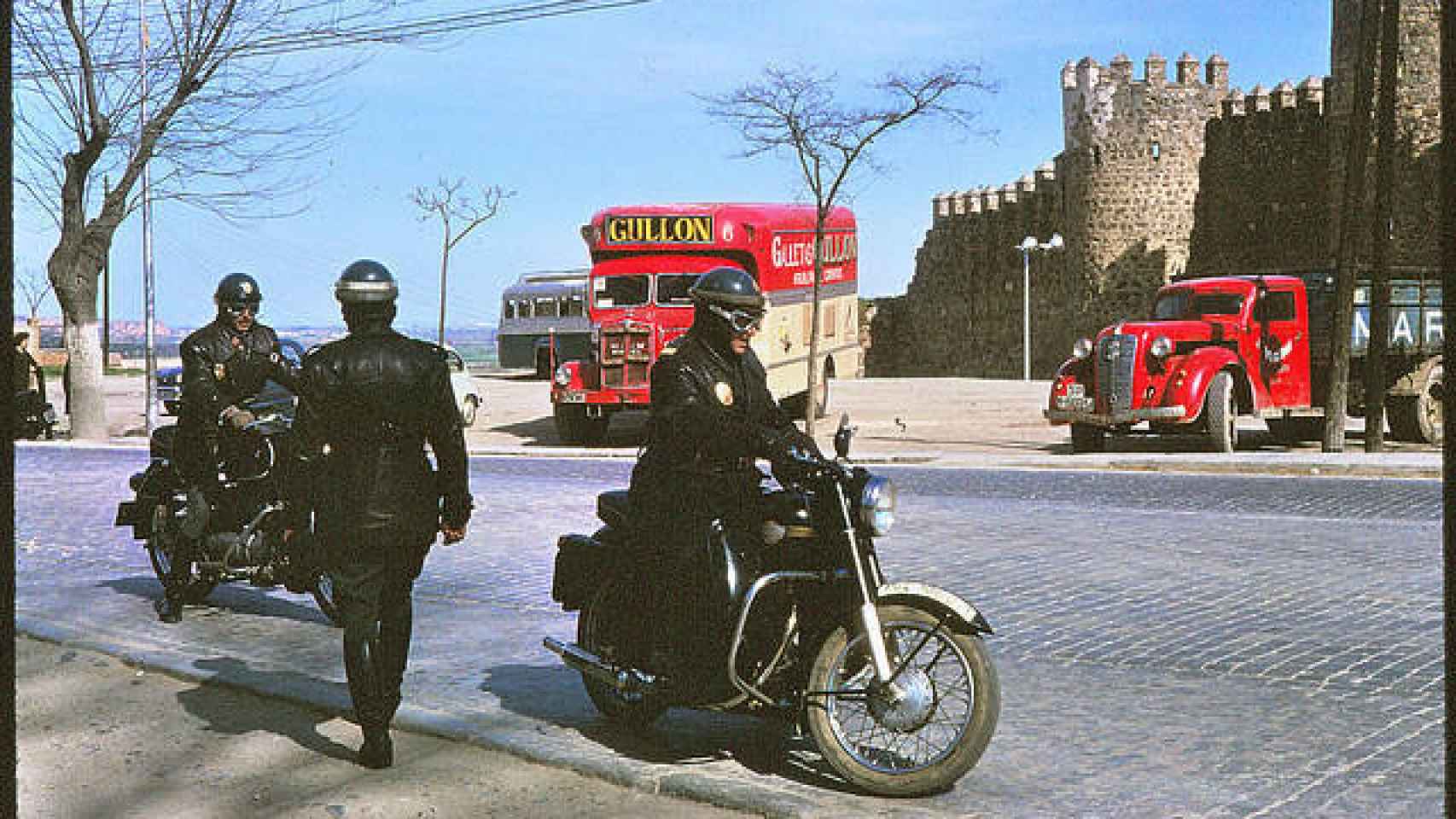 Guardias civiles y camión de Galletas Gullón en el Paseo de Merchán de Toledo