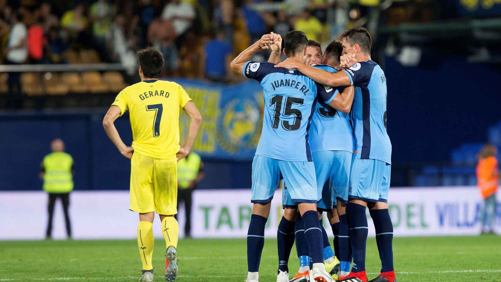 Los jugadores del Girona se abrazan tras ganar al Villarreal