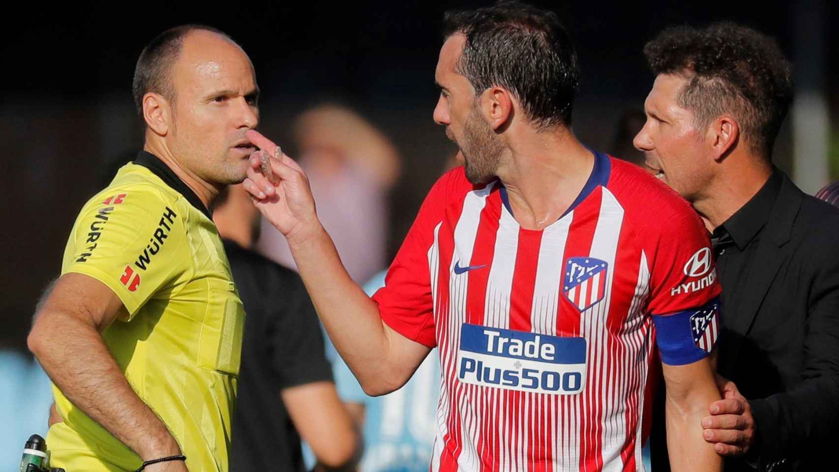 Godín y Simeone se quejan al árbitro
