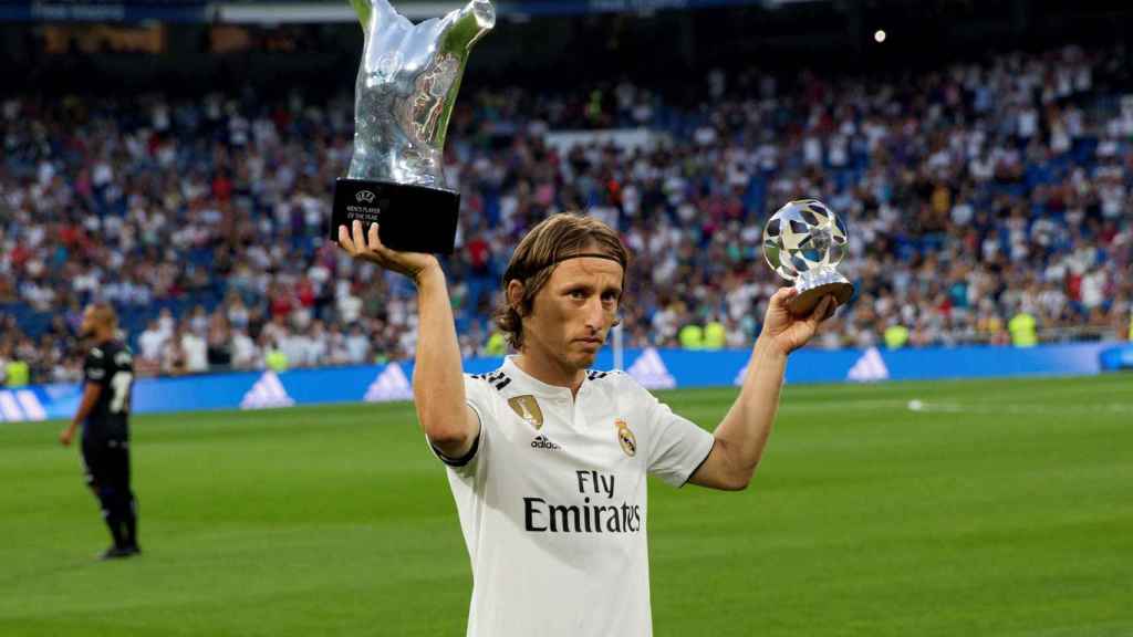 Luka Modric ofrece el Santiago Bernabéu el premio de mejor jugador del año de la UEFA