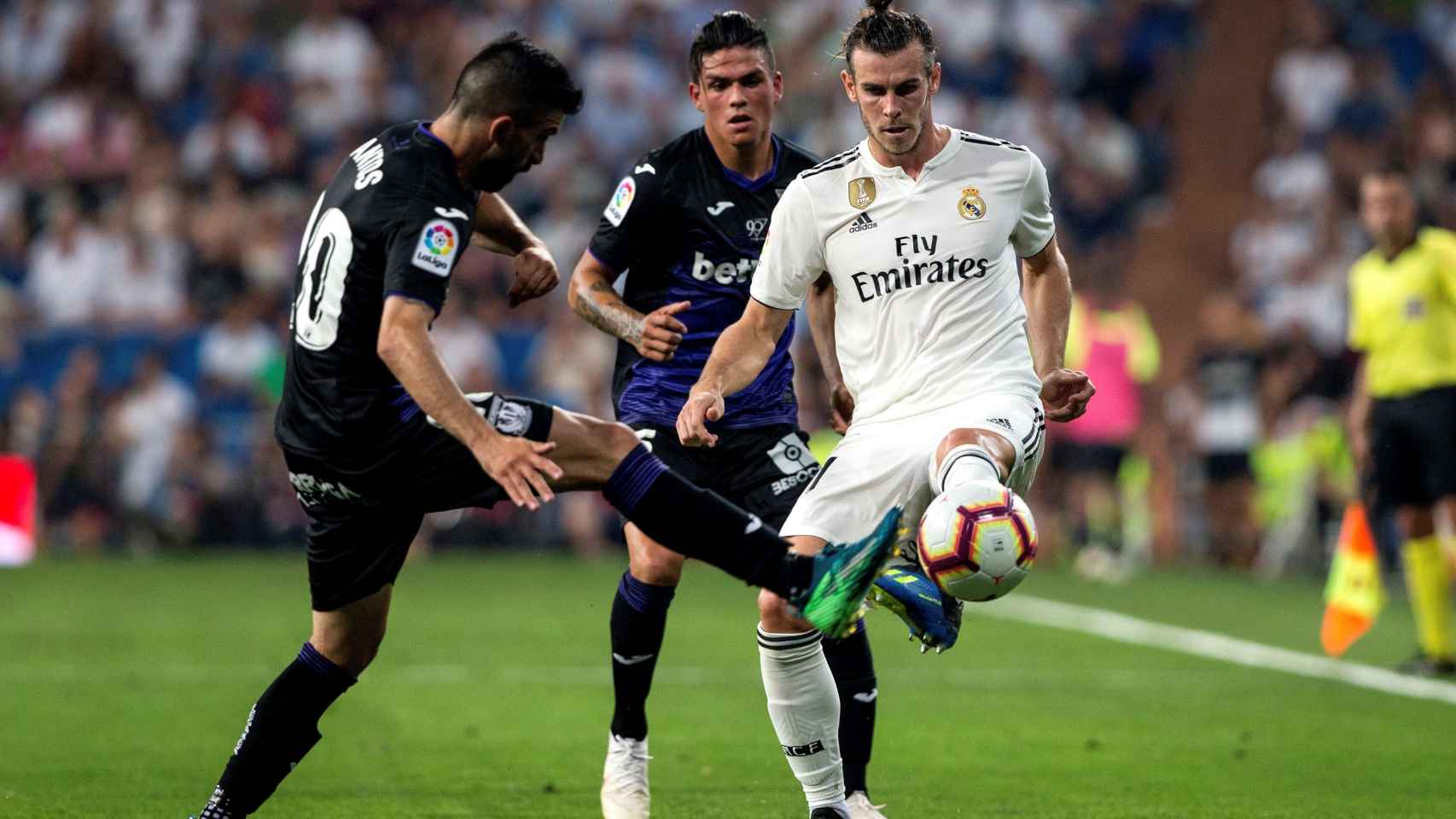 Gareth Bale, presionado por dos jugadores del Leganés