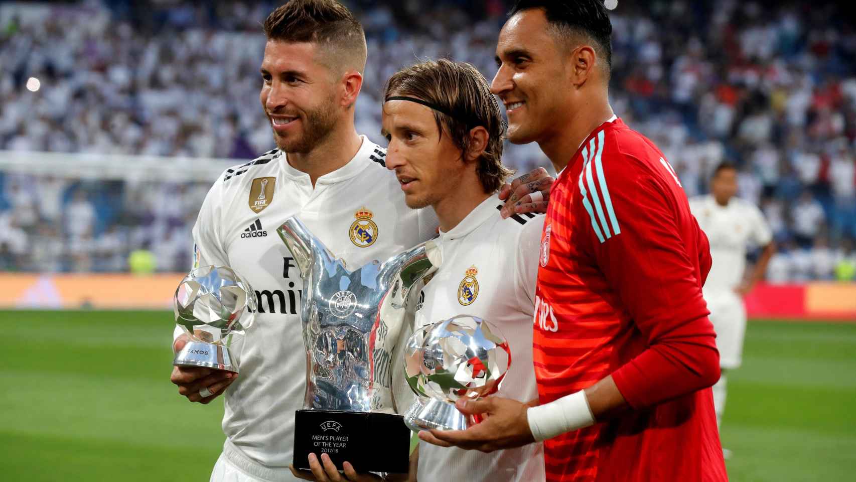 Ramos, Modric y Keylor ofrecen sus premios UEFA a la afición