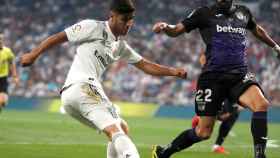 Asensio centra un balón con un jugador del Leganés delante