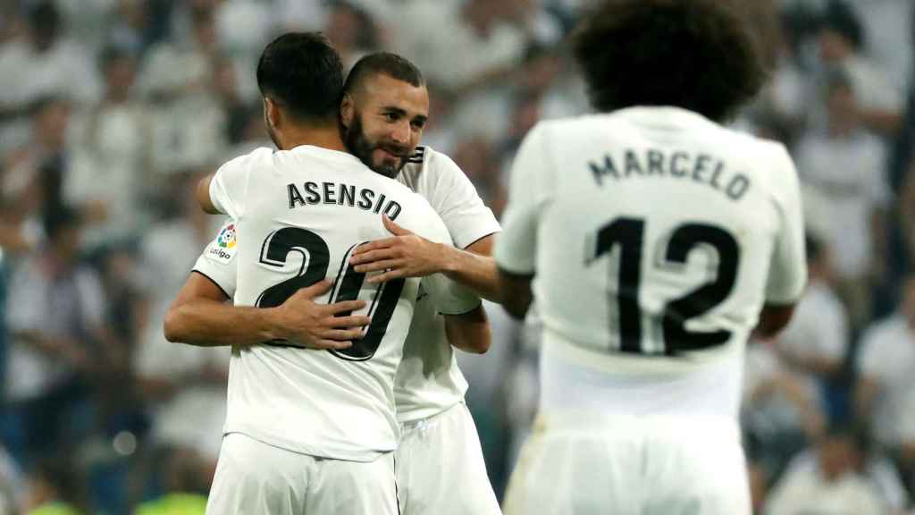 Benzema y Asensio celebran un gol de Real Madrid al Leganés