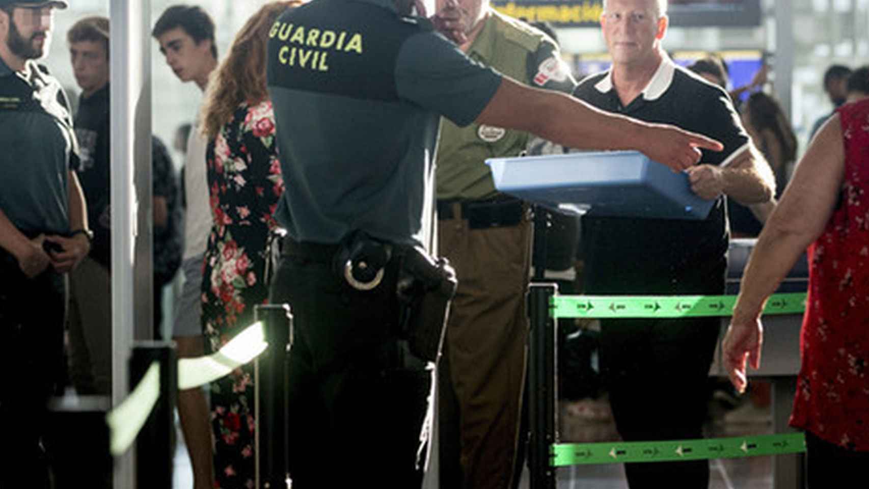 Control de equipajes y pasajeros en un aeropuerto español./