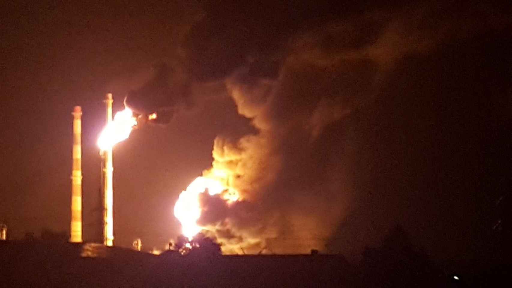 Imagen de las llamas en la planta de gas del complejo Bayernoil, cerca de Ingolstadt (Alemania).